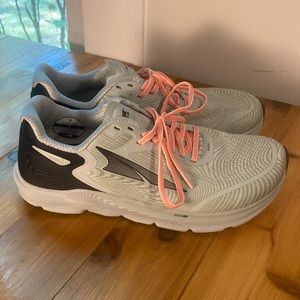 Altra Torin 5 in Women’s Size 9 in PERFECT CONDITION! Tried on once!